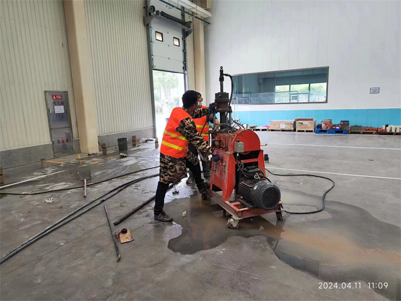 东坑镇厂房地面下沉塌陷注浆加固施工